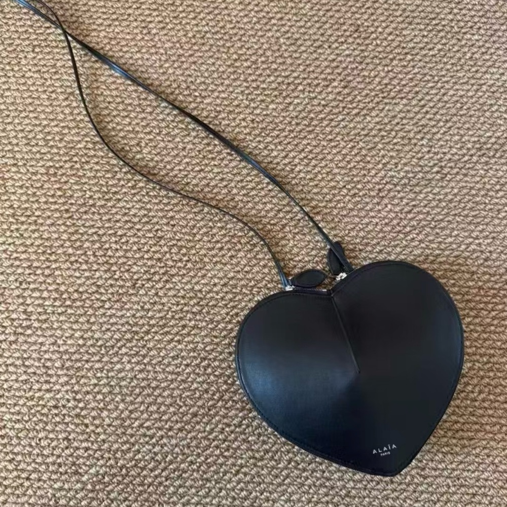 Alaina Classic Black Heart Crossbody Bag - Picture 3 of 5